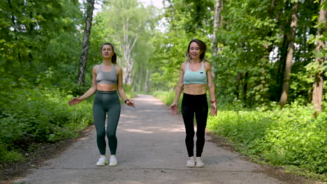 mujeres en forma haciendo saltos en el parque 1