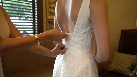 el vestido de una novia está cerrado