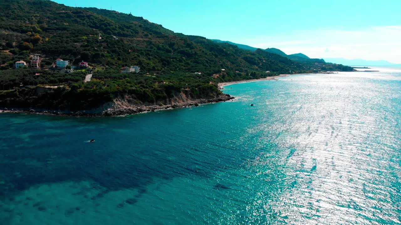 drones vuelan sobre una hermosa playa en grecia