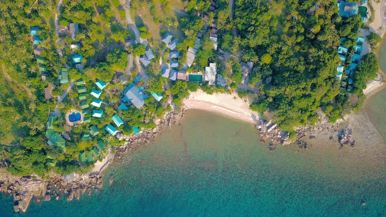 하늘의 아름다운 구름과 수정 청록색 물이 있는 해변가 리조트를 포함하여 태국 코사무이의 매남 해변의 4k 드론 영상