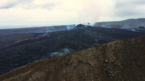 vista aérea sobre la gente viendo la erupción del volcán fagradalsfjall en islandia - disparo de drones