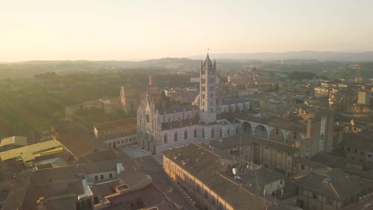 siena ciudad medieval antigua gótica en la toscana italia vista aérea al atardecer dron girar alrededor de la principal atracción duomo punto de referencia