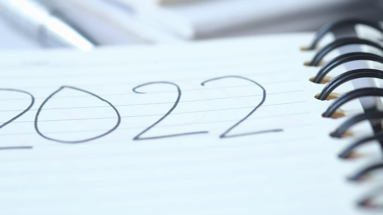 notas escritas a mano en un cuaderno en espiral, 2022