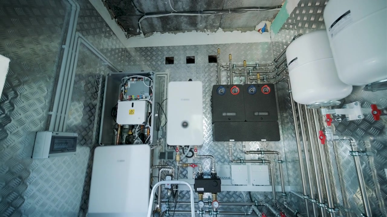 Moderna sala caldaie con sistemi di riscaldamento e idraulici avanzati