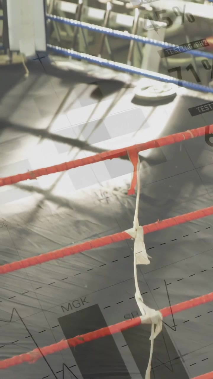 Video verticale: La telecamera si allontana e i dati in sovrimpressione svaniscono, un nastro strappato rivela l'angolo di un ring di pugilato.