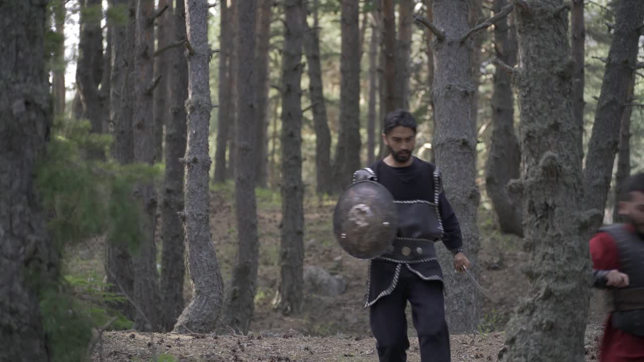 soldado huyendo del enemigo en la edad media, animación de video histórica.
