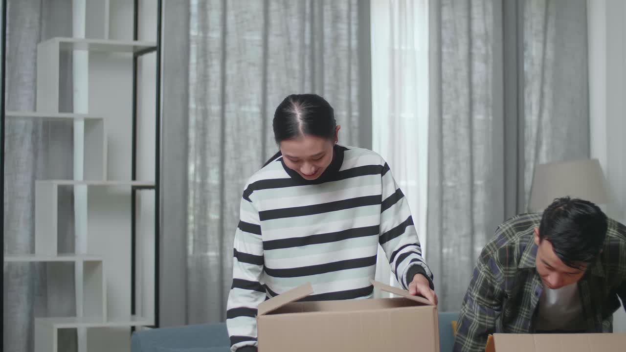 행복 한 부부 가 이사 하는 날 을 축하 하고 있다