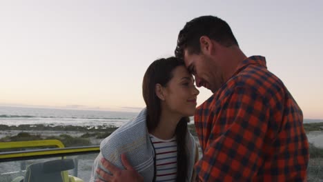 Romántica-Pareja-Caucásica-Sentada-En-Un-Buggy-De-Playa-Abrazándose-Y-Tocando-Cabezas