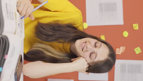 vídeo vertical de una niña feliz y satisfecha.