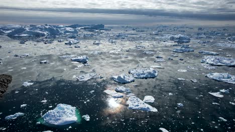 Sonnenspiegelung-Im-Eisfjord-Und-Dramatisch-Bewölkter-Himmel