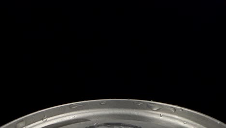 una lata de refresco con gotas de rocío