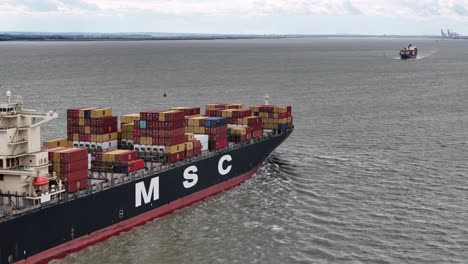 Barco-Portacontenedores-Msc-Madeleine-Navegando-Por-El-Estuario-Del-Río-Támesis-Drone-Aéreo-Navegando-Cerca-De-Otro-Barco