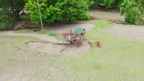 Weitläufige-Luftaufnahme:-Wassergeschädigter-Spielplatz-In-Bridgewater,-VT