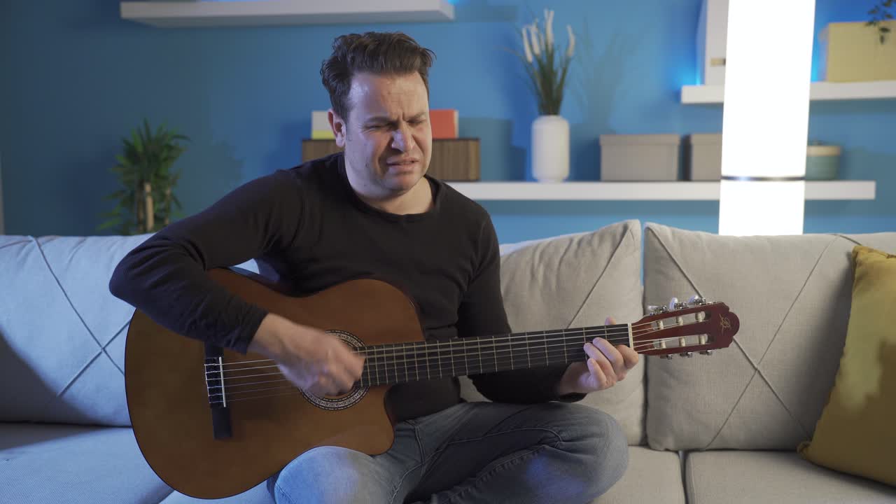 hombre deprimido en casa, retrato de hombre preocupado con problemas personales sintiéndose estresado e indefenso.