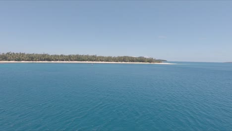 Blick-Von-Der-Yasawa-Fliegerfähre,-Während-Sie-An-Tropischen-Inseln-Vorbeifährt