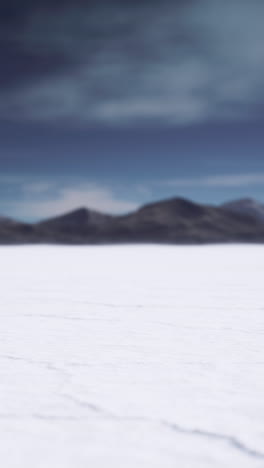 paisaje nevado con montañas lejanas