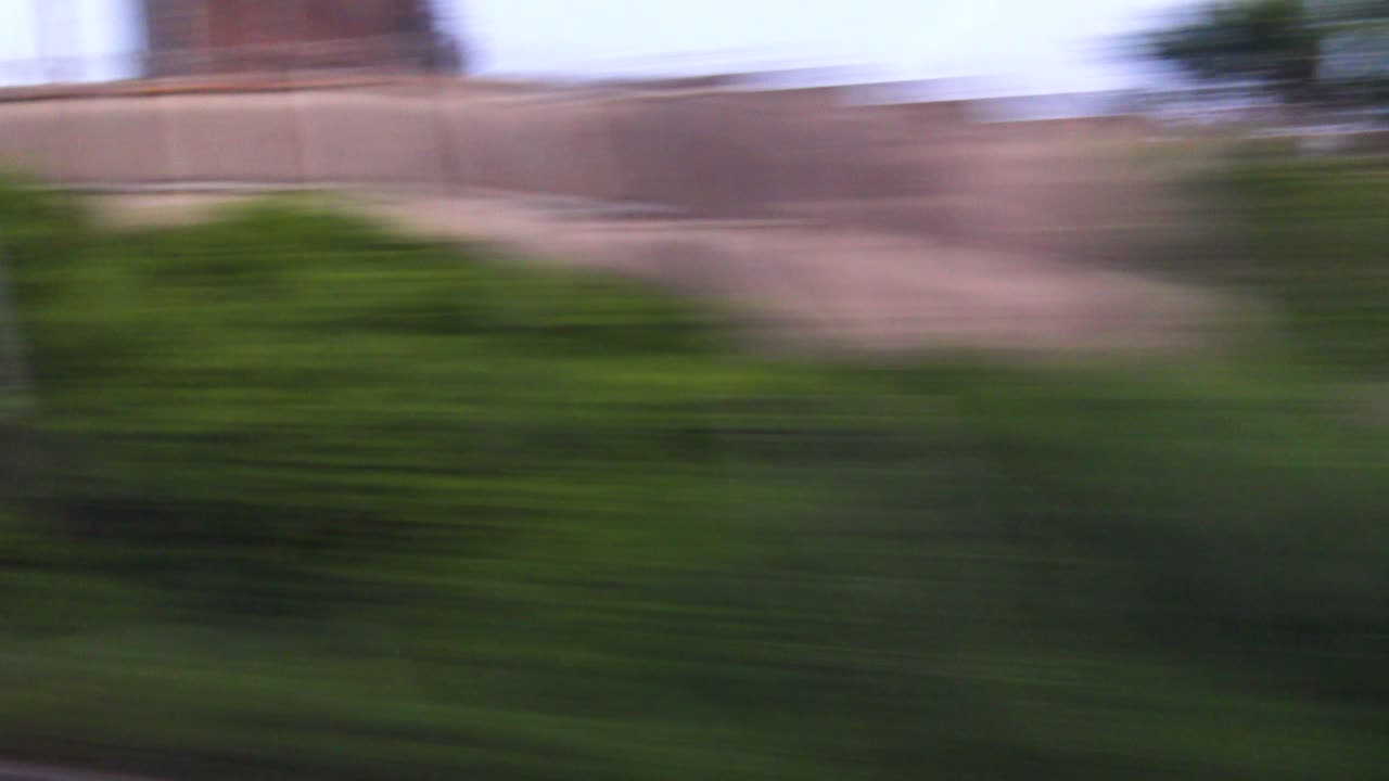 la vista de tokio pasando desde el interior del tren bala shinkansen