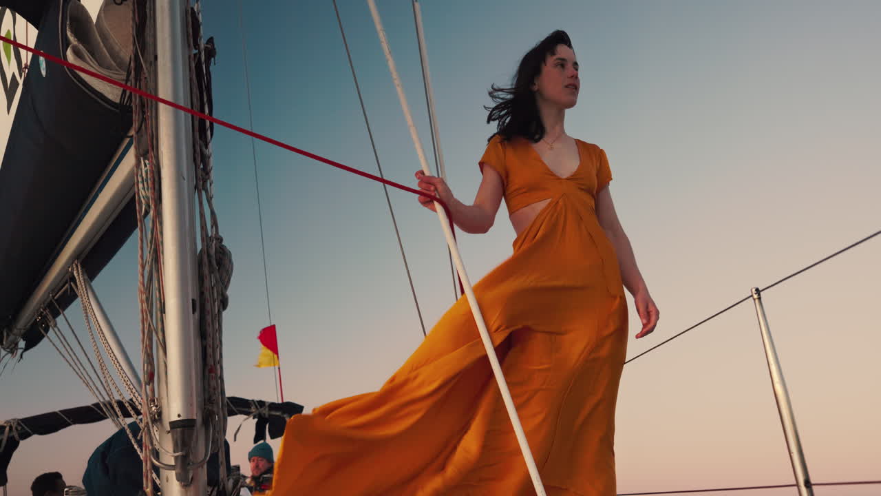 항해, 여성과 럭셔리 요트에서 해가 지는 것