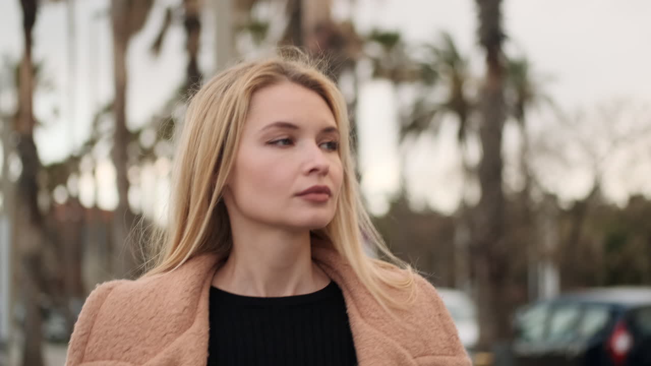 молодая женщина гуляет по городу.