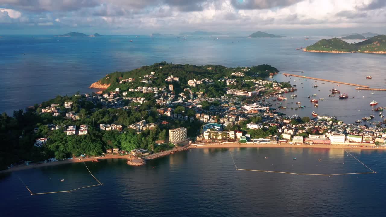 목가적 인 청차우 섬 해안선 해양 항구 도시 홍콩에 대한 공중 푸시