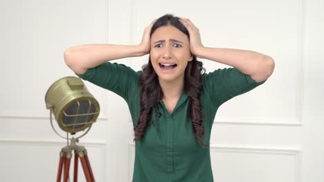una chica india conmocionada gritando y gritando