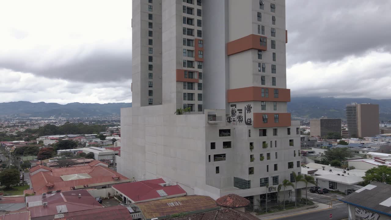 disparo de un dron orbitando un rascacielos de gran altura en san jose, costa rica