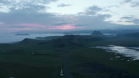 Ojo-De-Pájaro-Del-Impresionante-Panorama-De-La-Costa-De-Islandia-En-Un-Día-Brumoso-Y-Brumoso.-Vista-De-Drones-Del-Paisaje-Islandés-Y-La-Carretera-De-Circunvalación,-La-Carretera-Más-Importante-De-Islandia