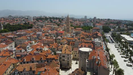 Los-Turistas-Visitan-La-Catedral-De-San-Domnio-Y-El-Vestíbulo-Del-Palacio-De-Diocleciano,-Split,-Croacia