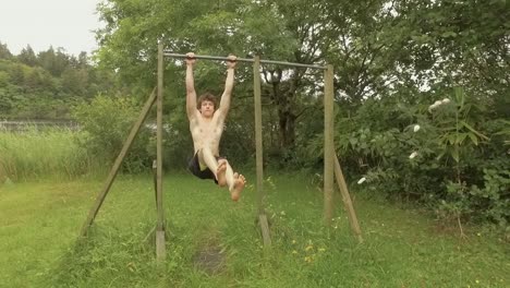 Joven-Atlético-Motivado-Haciendo-Flexiones-En-Posición-Sentada-Para-Apuntar-A-Los-Abdominales