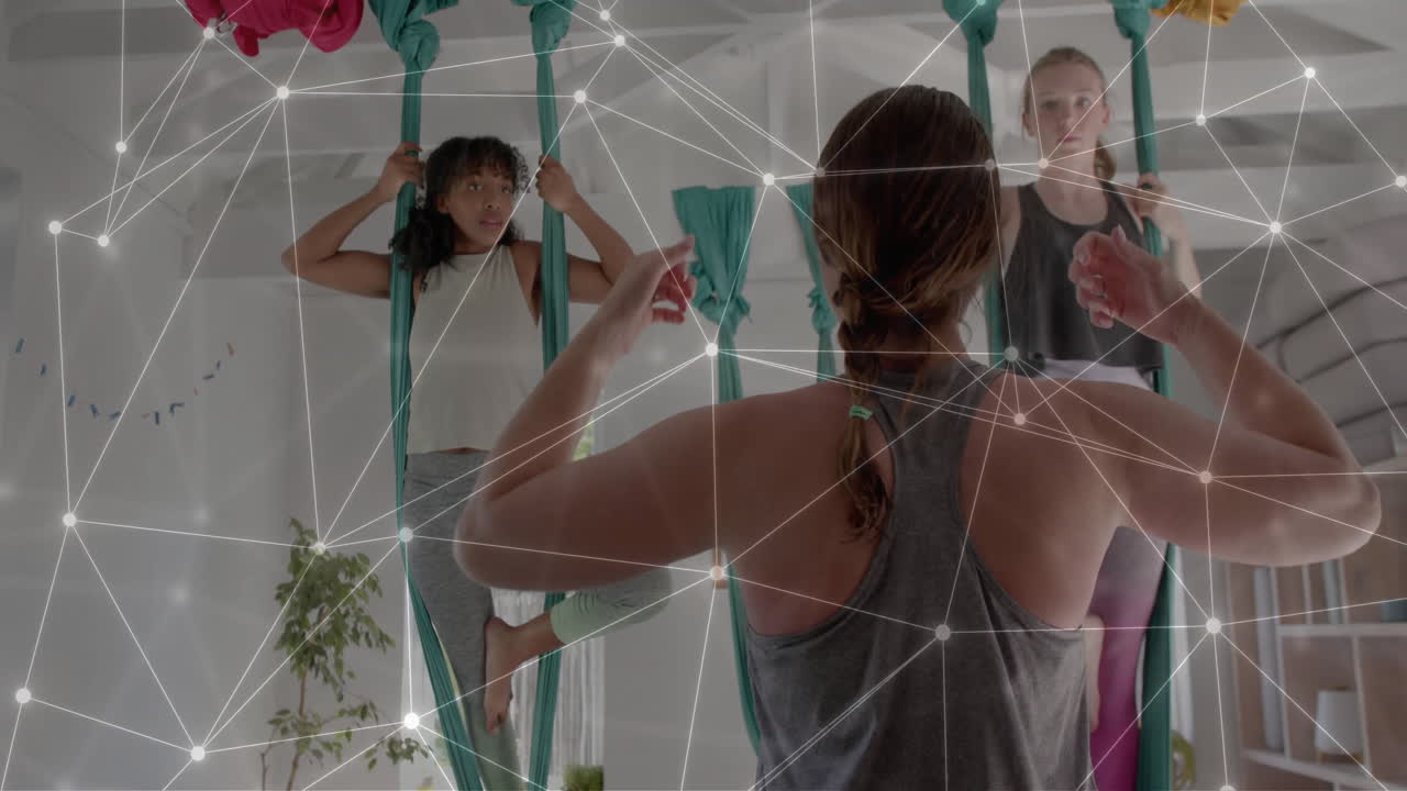 animación de una red sobre diversas instructoras y adolescentes que practican yoga aéreo