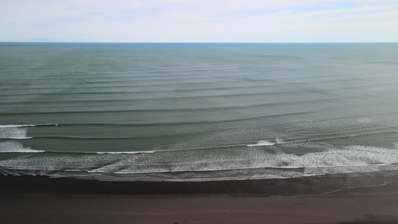 пейзажное видео пляжа раглан с черным песком в новой зеландии