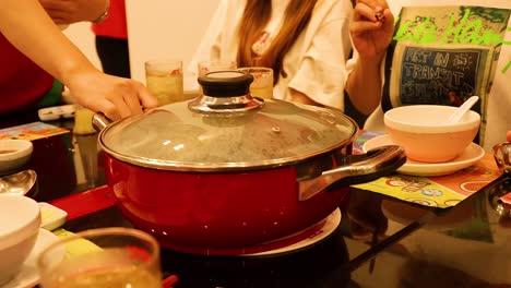 amigos disfrutan de una experiencia de comida compartida