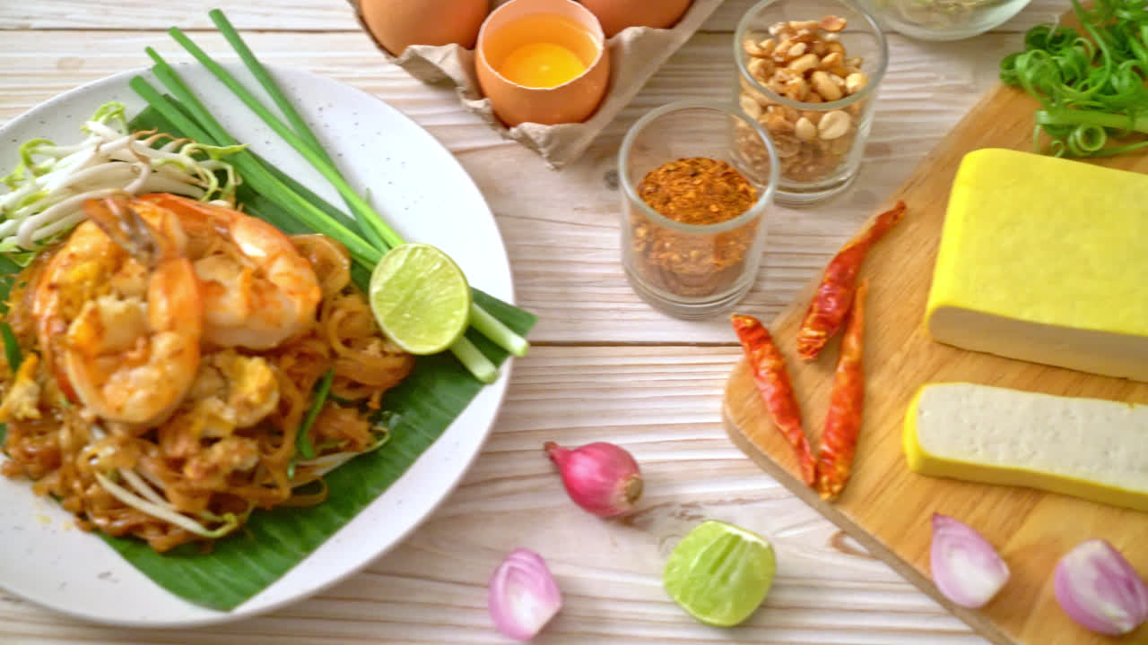 팟타이 또는 새우를 곁들인 볶음 국수