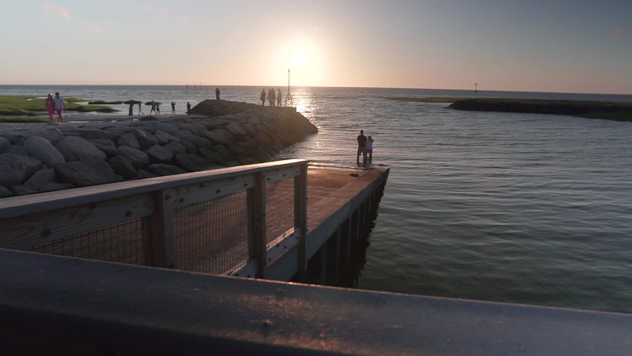 매사추세츠 주 케이프 코드에 있는 항구의 패닝 샷