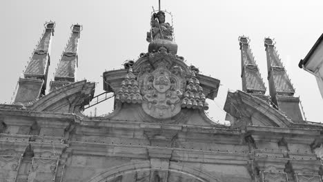 vue vintage de l'arc baroque de la nouvelle porte de braga, dans le nord du portugal