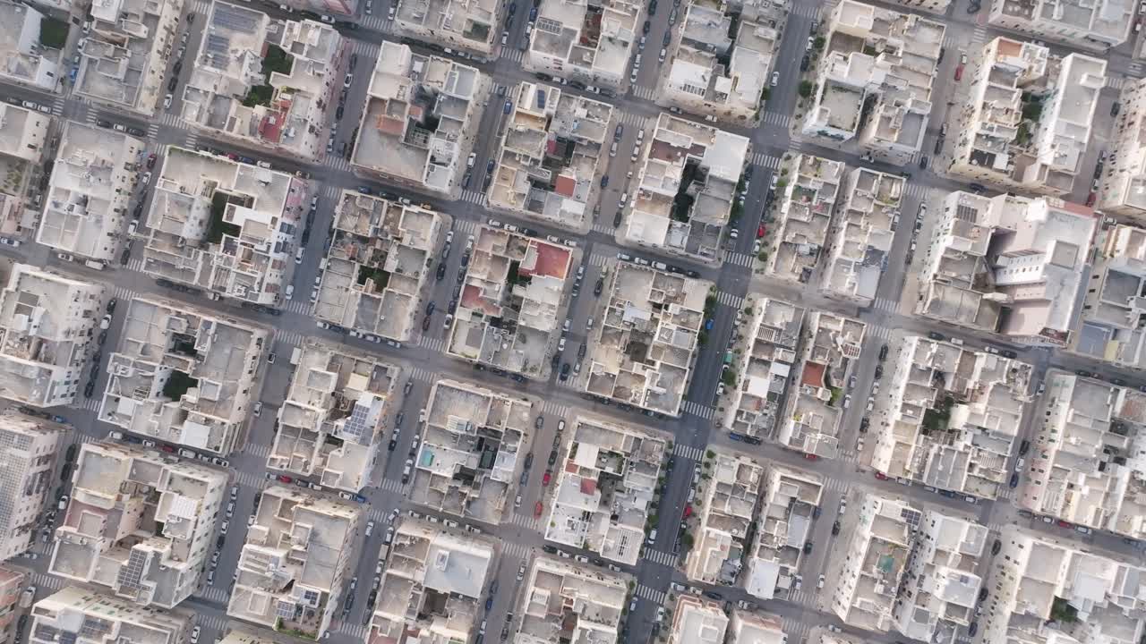 imágenes aéreas lentas de arriba hacia abajo girando hacia abajo en la ciudad de monopoli, italia