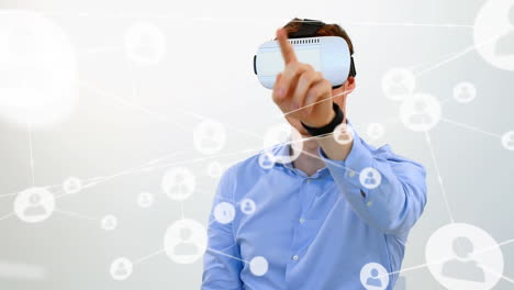 animación de la red de conexiones con personas iconos sobre hombre de negocios con auriculares vr
