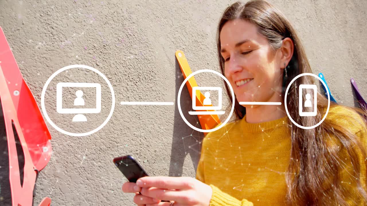 animación de la red con iconos digitales sobre mujer caucásica usando teléfono inteligente