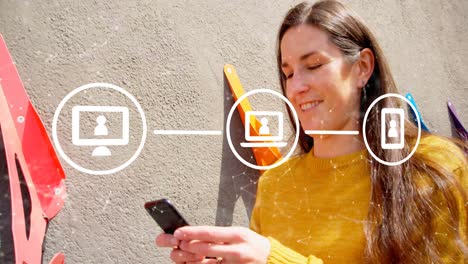Animation-Eines-Netzwerks-Mit-Digitalen-Symbolen-über-Einer-Kaukasischen-Frau,-Die-Ihr-Smartphone-Nutzt