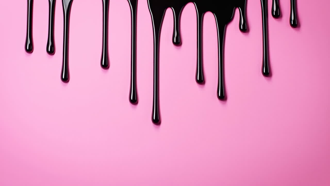 Liquido nero lucido che cola su sfondo rosa