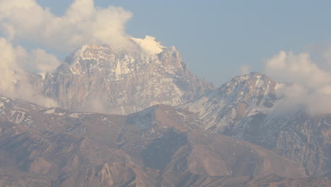 la cordillera de las montañas anna-purna en nepal vista desde el alto mustang