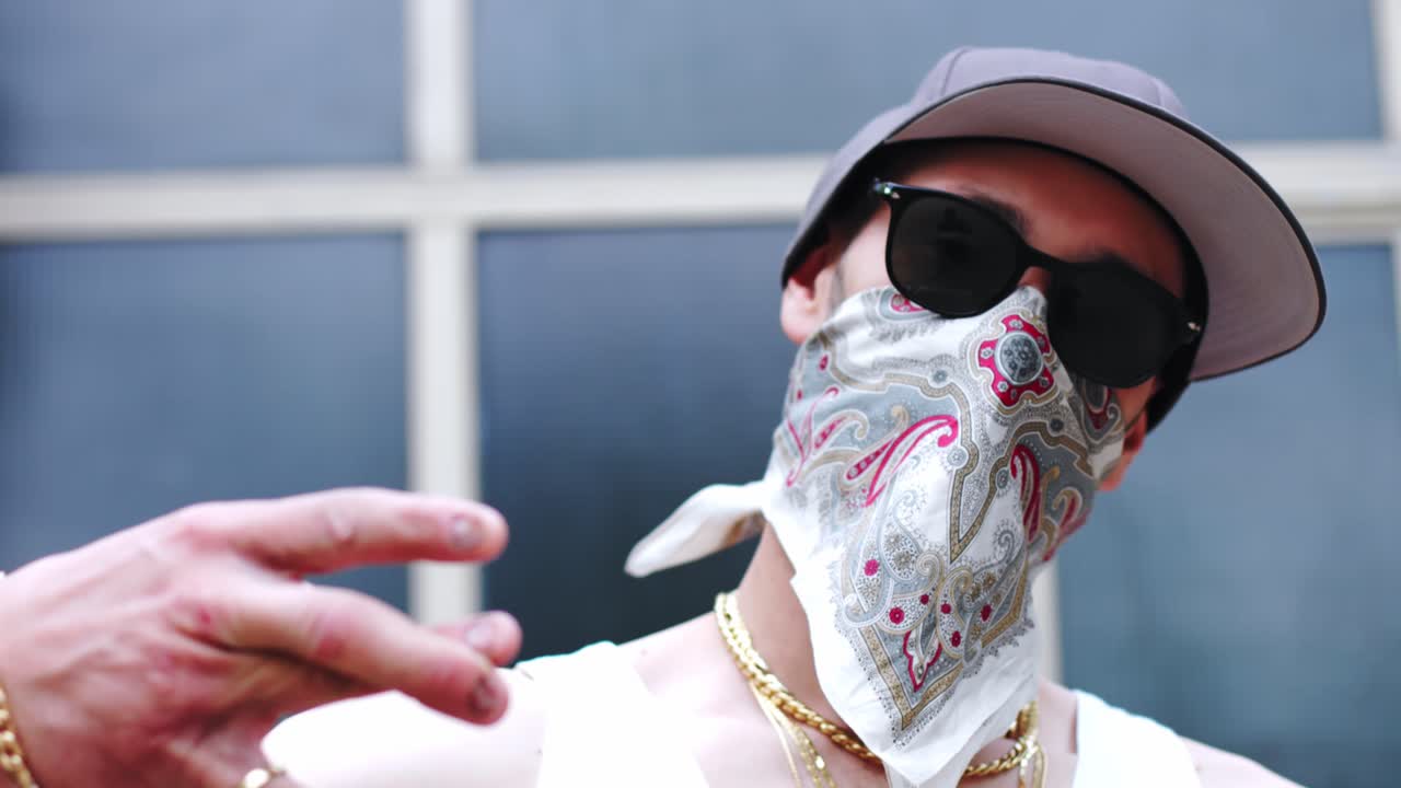 복면을 쓴 백인 깡패가 카메라에 서명하는 서해안