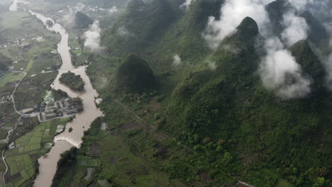 río yulong a través del hermoso paisaje montañoso kárstico chino, revelación aérea