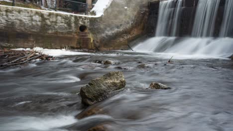 Lapso-De-Tiempo-De-Cascada,-Agua-Que-Fluye-Alrededor-De-Roca-Aislada