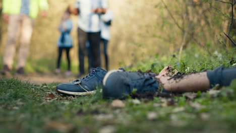 Equipo-De-Búsqueda-Encuentra-Un-Cadáver-Irreconocible-Descalzo-En-El-Bosque