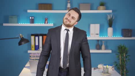 hombre de negocios con dolor de cuello por trabajar. hombre de negocios sosteniendo su cuello.