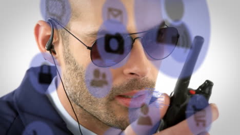 animación de procesamiento de datos e iconos de medios sobre guardia de seguridad caucásico masculino usando walkie talkie