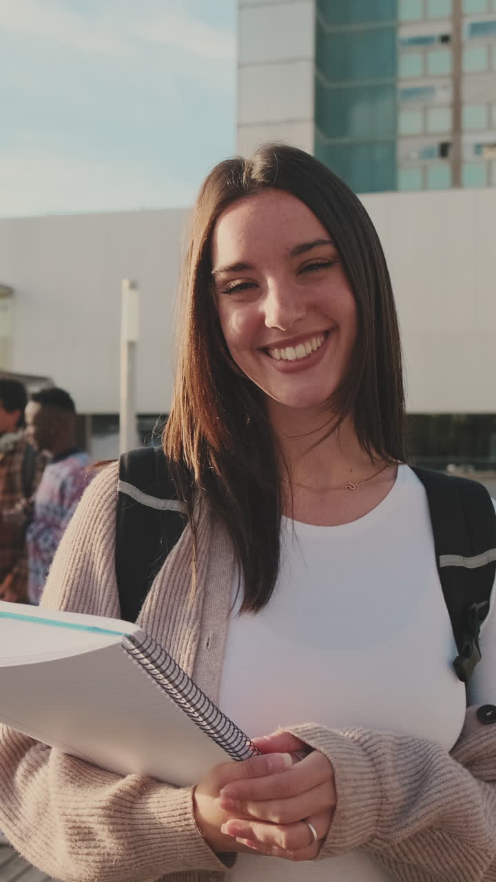 Giovane studentessa universitaria sorridente nel campus