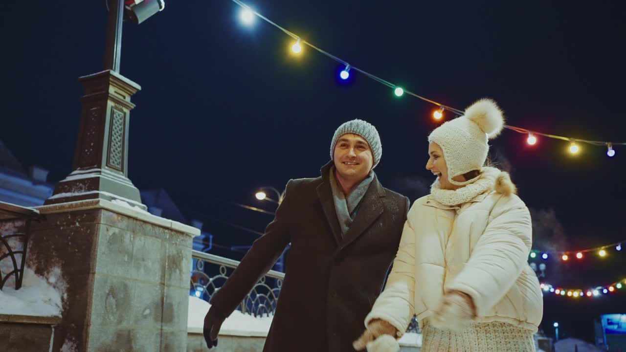 밤 에 얼음 스케이팅 을 하는 부부