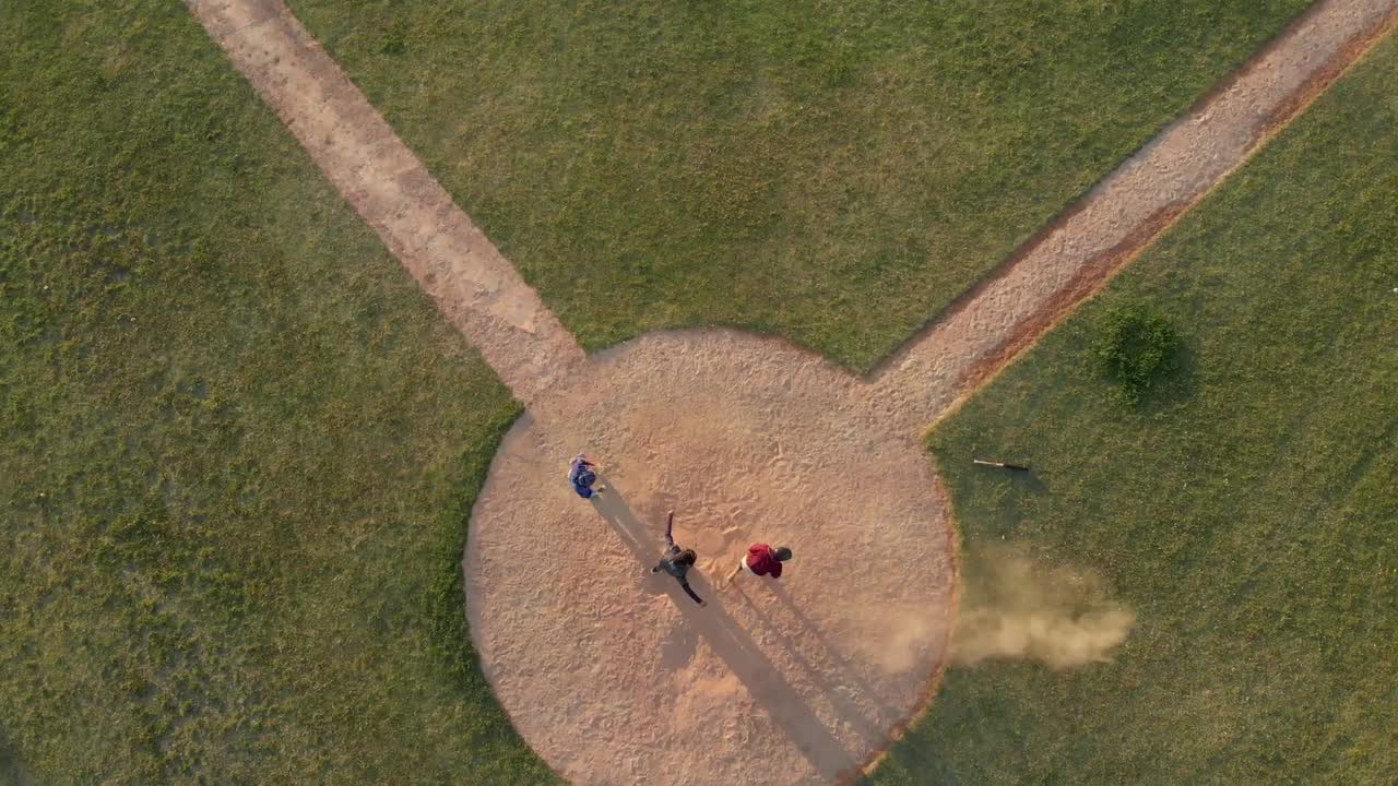visão de alto ângulo de jogadores de beisebol durante uma partida